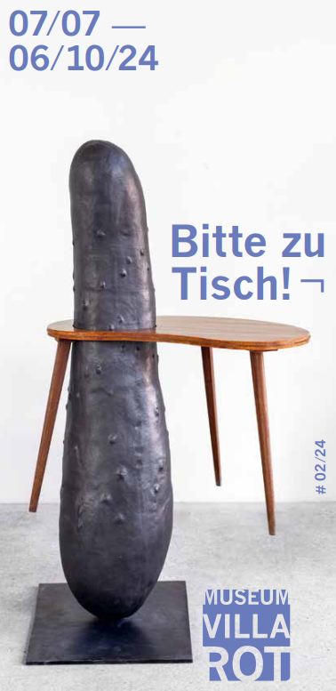 Deckblatt des Flyers zur Ausstelllung: Bitte zu Tisch. Auf dem Deckblatt ist eine Skulptur von Erwin Wurm zu sehen. Titel: Bar (Drinking Sculpture), 2019. Foto: Studio Erwin Wurm